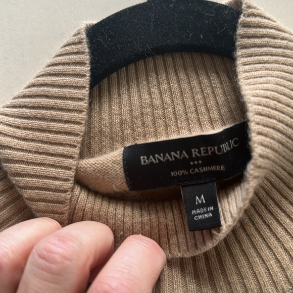 Banana Republic 100% Cashmere mock turtle neck sweater. - Picture 4 of 6